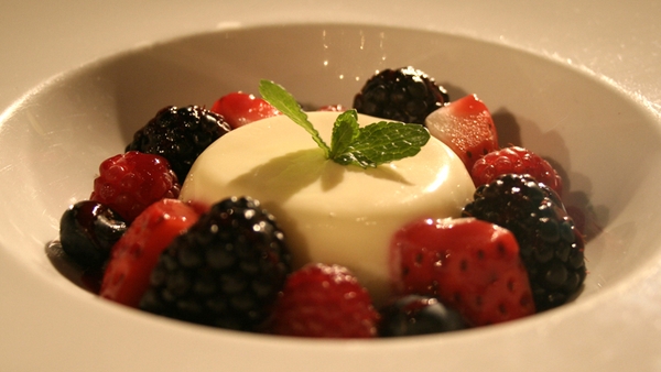 Vanilla Panna Cotta, Fresh Berries & Raspberry Cou