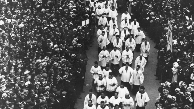 Crowds watch the procession for the Eucharistic Congress in London in 1908