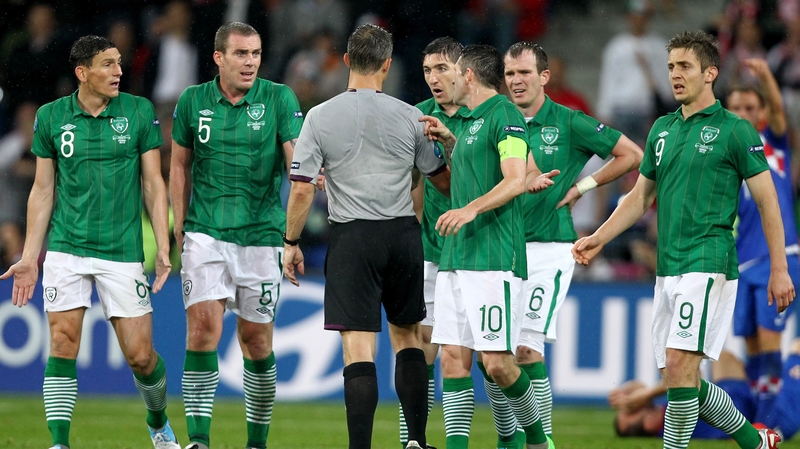 Ward and his fellow players make their feelings clear towards the referee in Poznan