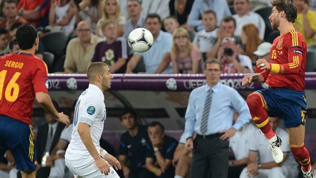 French forward Karim Benzema (C) vies with Spanish defender Sergio Ramos