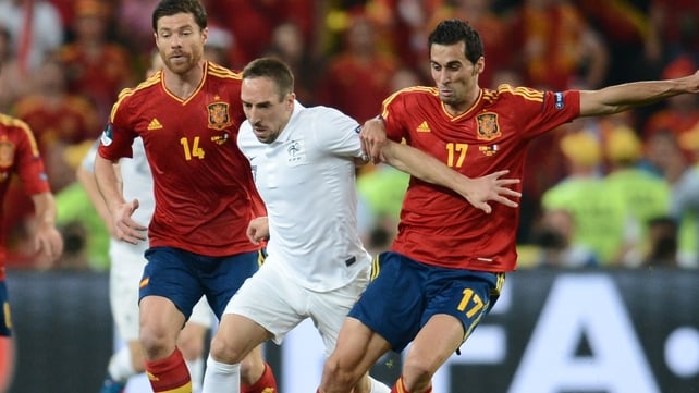 French midfielder Franck Ribery (L) vies with Spanish defender Alvaro Arbeloa