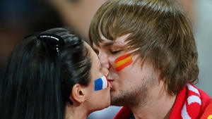 Two fans show that they will not let their rivalry come bewtween them