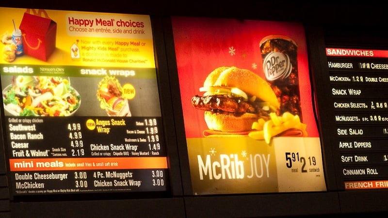 The report recommends a calorie labelling scheme should be introduced initially on a voluntary basis