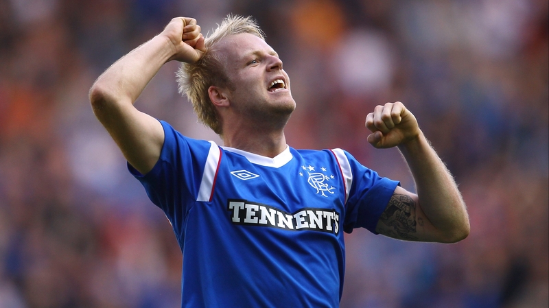 Former Rangers striker Steven Naismith has signed a four-year deal with Everton