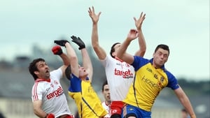 Donie Shine (far right) and Cathal Shine of Roscommon compete for a high ball with Joe McMahon (far left) and Conor Clarke of Tyrone