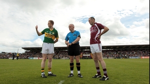 Westmeath's Michael Ennis (r) and Colm Cooper of Kerry take the coin toss with referee Martin Higgins