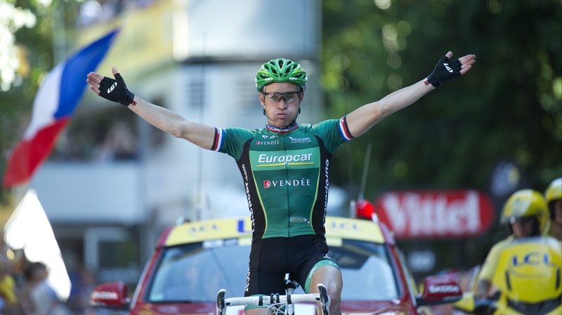 Voeckler takes the plaudits as he crosses the finishing line in Begneres de Luchon