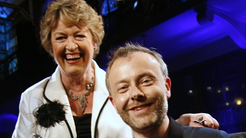 O'Shea with host Nora Owen – He won the final with a score of 32 points