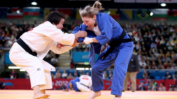 Lisa Kearney (r) took her more fancied opponent to extra-time