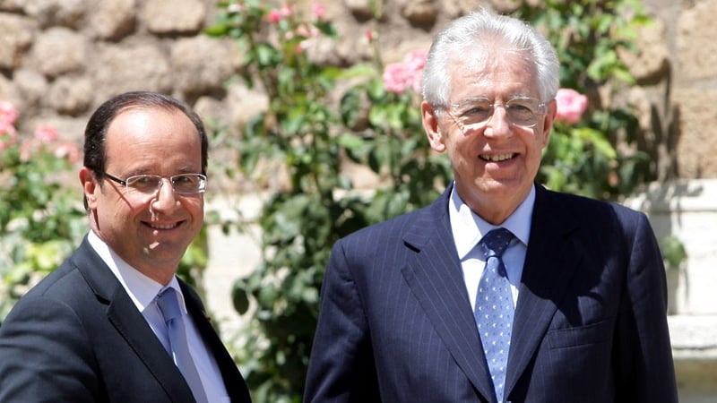 Francois Hollande (L) mets Italian Prime Mario Monti in Paris