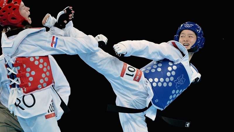 Wu Jingyu (R) took the women's -49kg gold