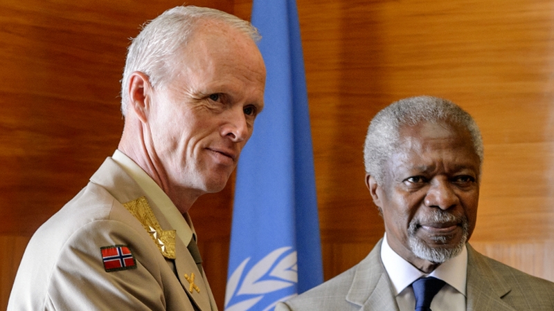 General Robert Mood pictured with Kofi Annan