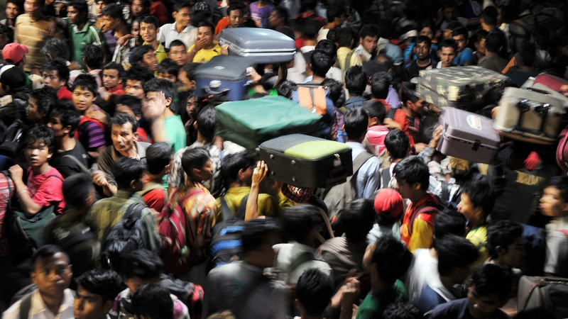 Northeastern Indian minority residents of Bangalore throng the platform as they flee following rumours of communal violence against them