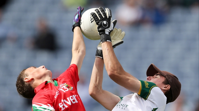 Meath goalkeeper Robert Burlingham (r) and Jason Quinn of Mayo compete for a high ball during the minor game