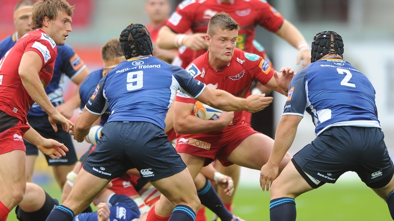 Scarlets' Tavis Knoyle takes on Isaac Boss and Richardt Strauss of Leinster