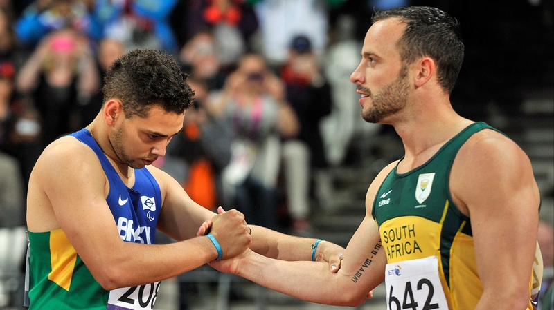 Oscar Pistorius (r) shakes hands with gold medallist Alan Fonteles Cardoso Oliveira after the T44 200m