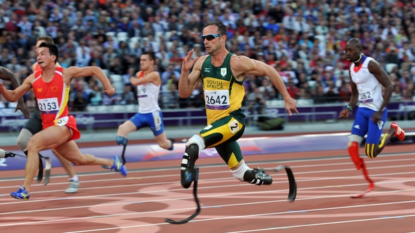 Pistorius storms to victory in his heat