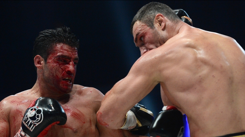 The fight was stopped due to a deep cut above the right eye of Manuel Charr (l)