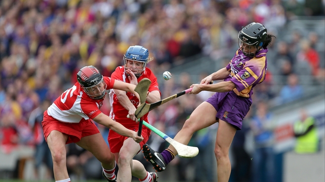 Claire O'Connor of Wexford is closed down by Síle Burns (l) and Briege Corkery of Cork