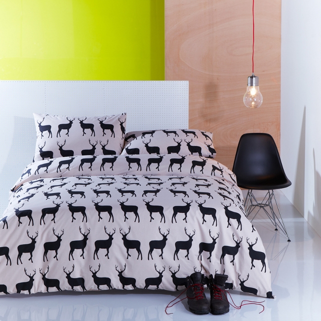 These animal silhouette motifs include ‘Kissing Horses’, ‘Kissing Rabbits’, ‘Kissing Robins’, and ‘Kissing Stags’.