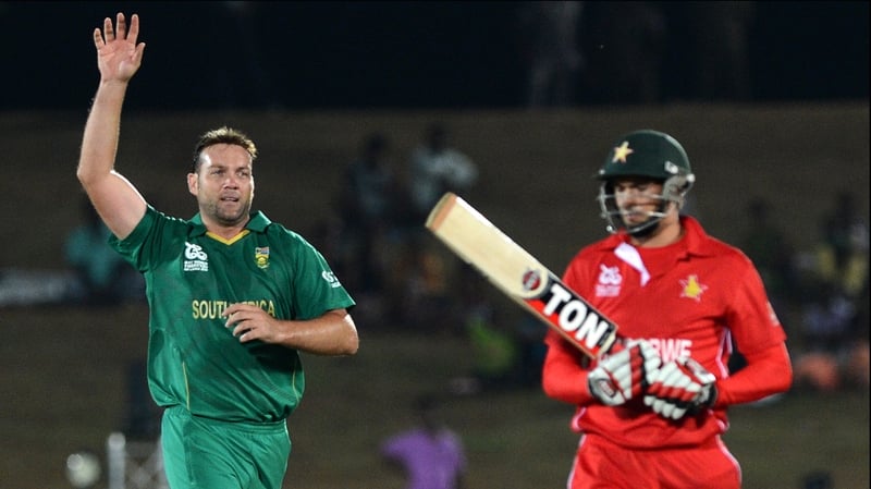South Africa's Jacques Kallis (l) celebrates after he dismissed Zimbabwe cricketer Graeme Cremer