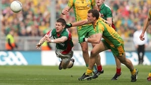 Enda Varley (l) and Eamon McGee compete for possession