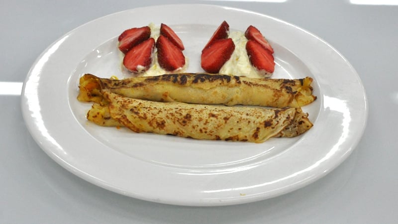 Crepé suzette with strawberries and citrus cream