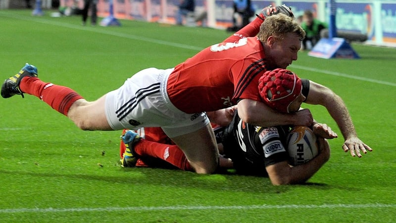 Richard Fussell beats Keith Earls to score a try