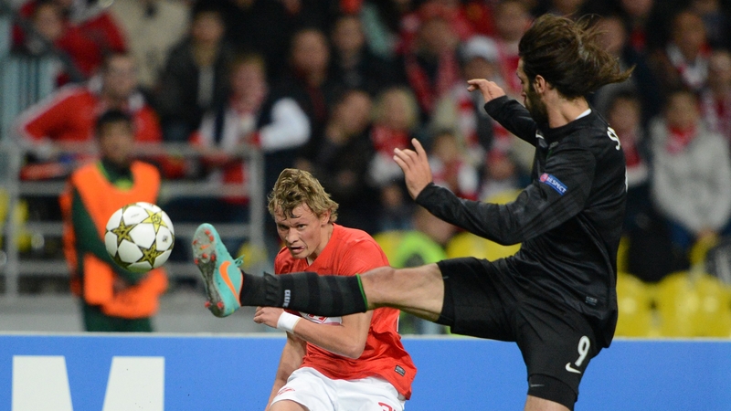 Celtic's Giorgos Samaras and Evgeni Makeev of Spartak Moscow vie for possession
