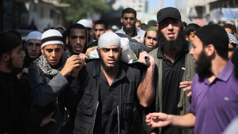 Mourners carry the body of Hisham al-Saedni