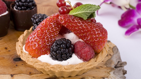 Shortcrust pastry squares with strawberries, raspb