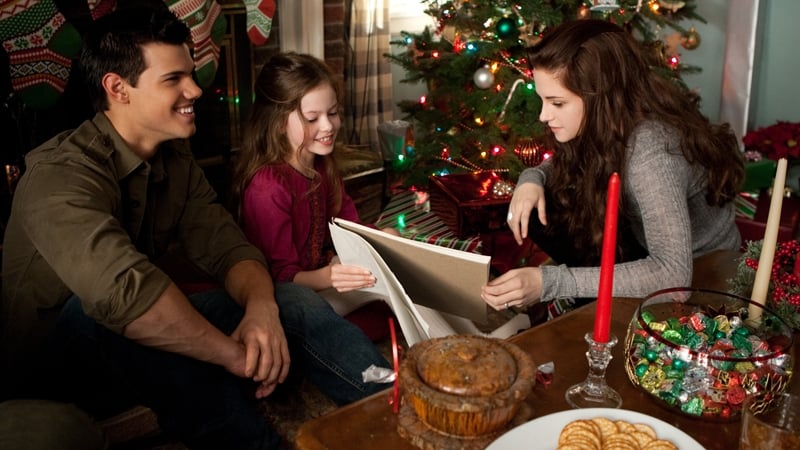 Jacob, Renesmee and Bella play happy families