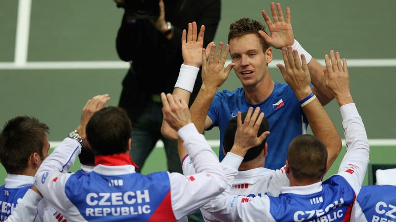 Tomas Berdych celebrates with team-mates after defeating Spain's Nicolas Almagro