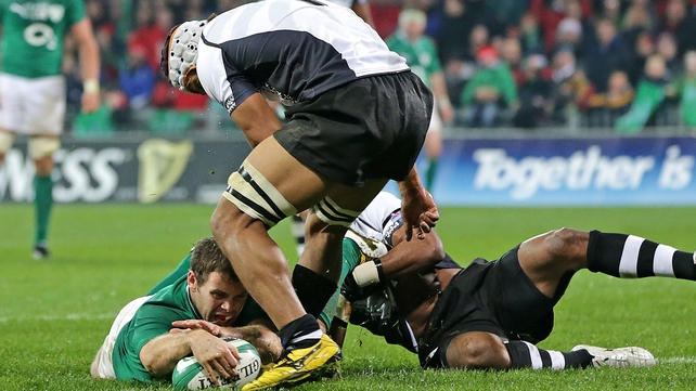 Darren Cave stretches for Ireland's fourth try after a zig-zag run through the Fiji defence
