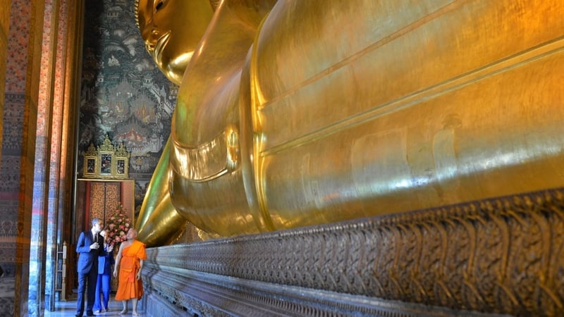 Barack Obama and Hillary Clinton on a tour of the Wat Pho temple