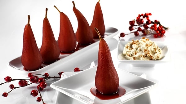 Mulled wine pears with fruit cake cream