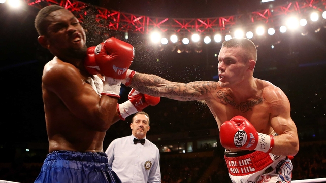 Martin Murray of Great Britain (right) lands the knockout blow during his WBA interim middleweight title bout against Jorge Navarro of Venezuela at the MEN Arena
