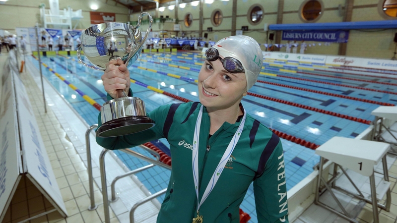 Sycerika McMahon with the 800m freestyle trophy