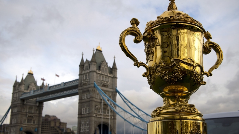 Corn Webb Ellis a bhronntar ar bhuaiteoirí an chomórtais.Cá bhfios nach leis na All Blacks é i mbliana