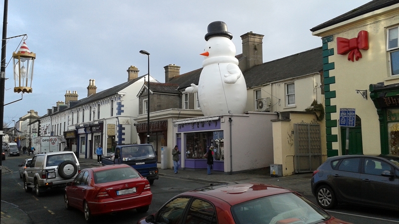 The snowman is back on the roof of the shop (Pic: Micheal Mac Suibhne)