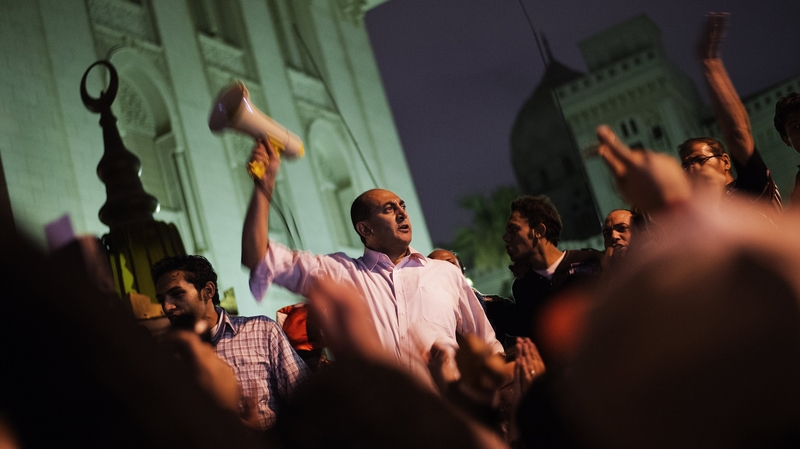 Egyptian former presidential candidate Khaled Ali (c) leads protests outside of the Presidential palace in Cairo
