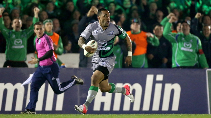 Fetu'u Vainikolo streaks clear to score an early try for Connacht