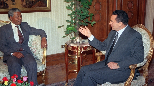 Egyptian President Hosni Mubarak (R) speaks to Nelson Mandela in May 1990