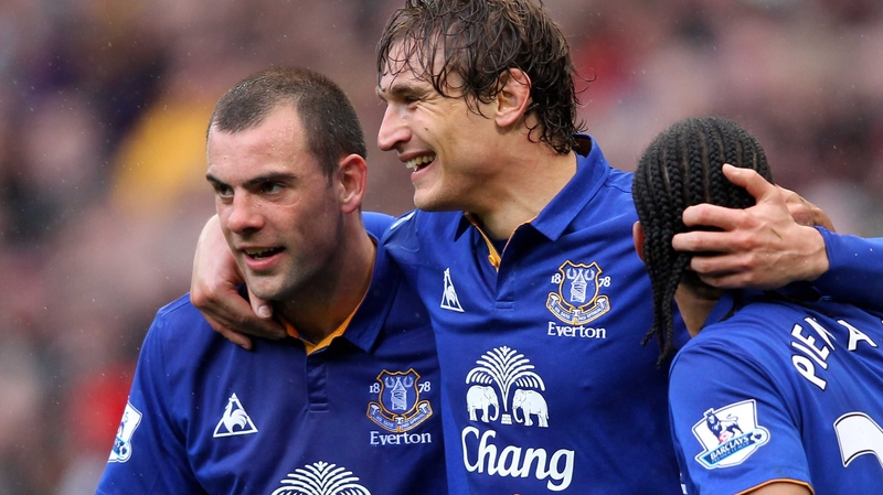 Darron Gibson (l) is full of praise for his team-mate Nikica Jelavic (c)