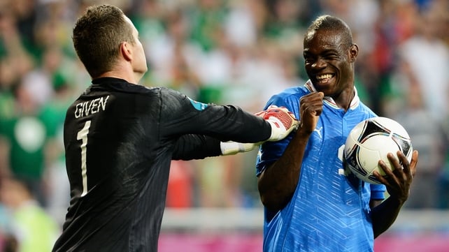 Mario Balotelli teases Shay Given as Ireland slump to a third defeat