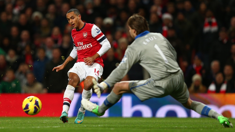 Theo Walcott appears to be inching towards a new Arsenal deal