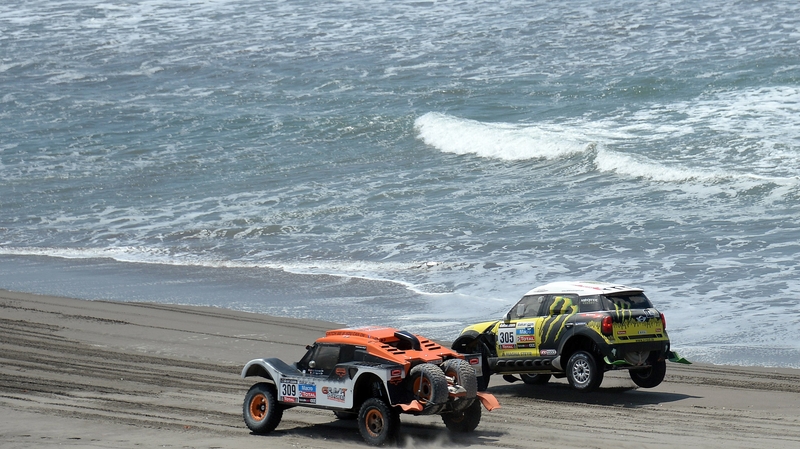 Nani Roma (r) triumphed in the sixth stage of the Dakar Rally