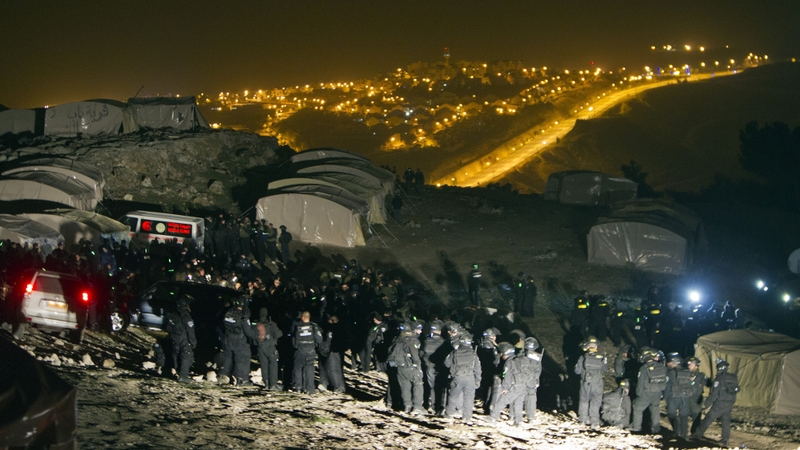 Israeli border police prepare to evacuate Palestinian protesters from the scene in the controversial West Bank area known as E1