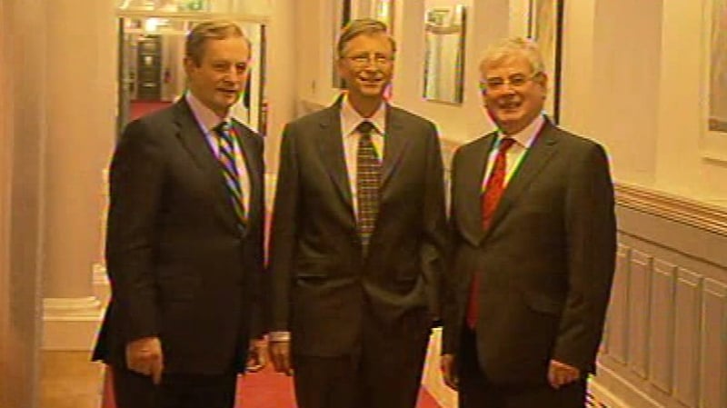 Bill Gates poses for photographs alongside Enda Kenny and Eamon Gilmore at Government Buildings this morning