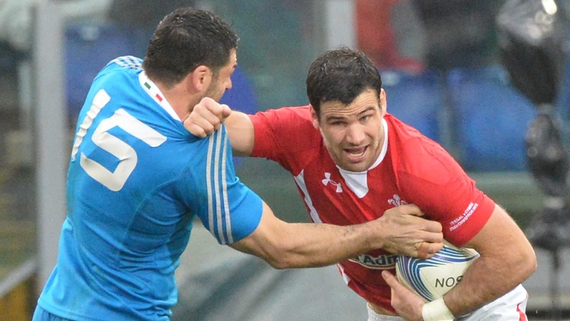 Mike Phillips vies with Italy's Andrea Masi